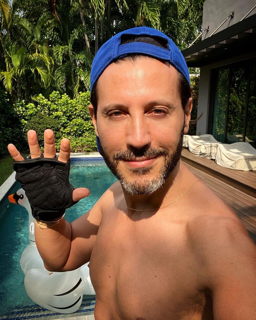 ¿Cuántos más como Quique Usales? El experto en moda admitió que el tiempo en casa le ha traído libritas de más, así que manos a la obra con el ejercicio.