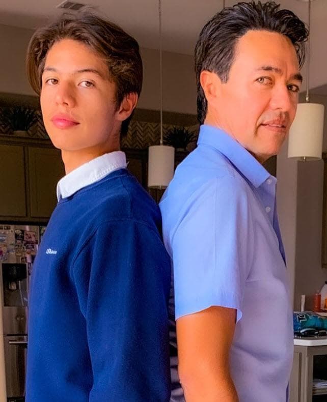 El mayor de sus hijos hombres es muy parecido a su padre.