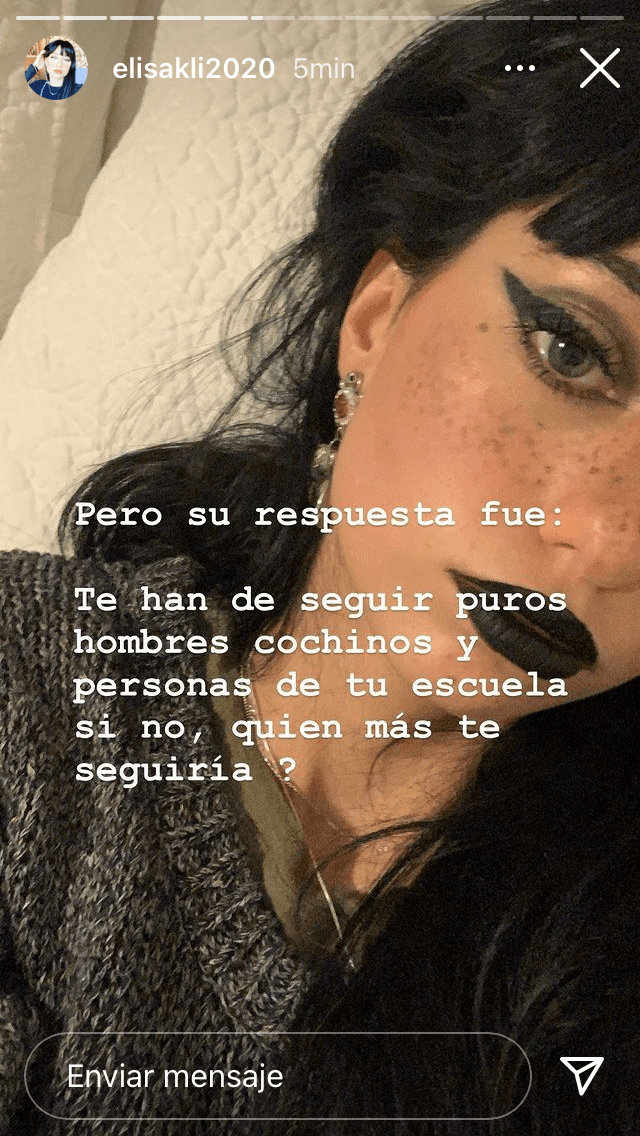 Según ella, recibió una respuesta poco favorable por parte de la actriz, quien supuestamente minimizó su logro al decir que la seguían "
<b>puros hombres cochinos</b> y personas de su escuela".
<br>