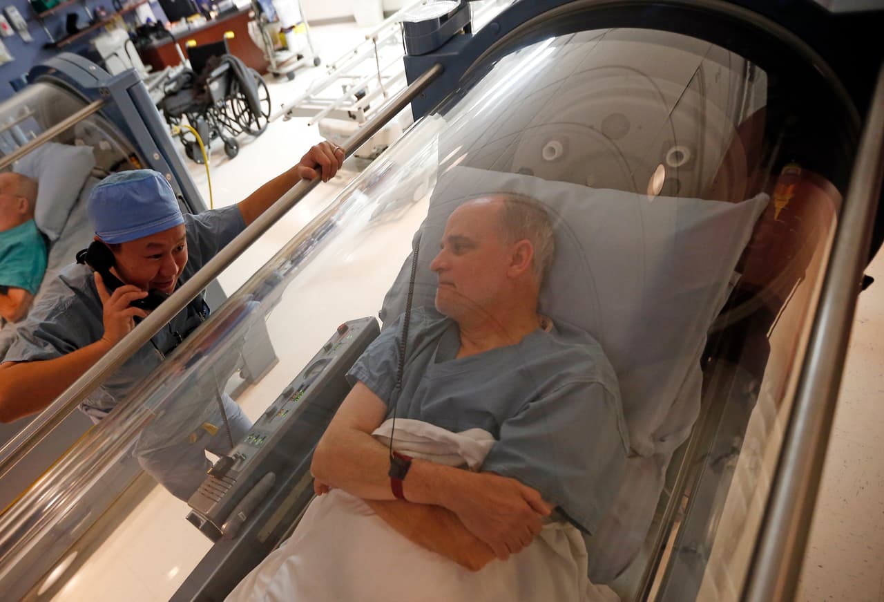 La ley de salud prevé 
<b>seguros privados con subsidio para quienes carezcan de cobertura aplicable a su empleo </b>y una opción estatal que amplía el programa Medicaid a personas de bajos ingresos. En la imagen, el doctor Andy Chiou habla con el paciente Carl Dolson en una cámara hiperbárica en Peoria, Illinois, en 2013.