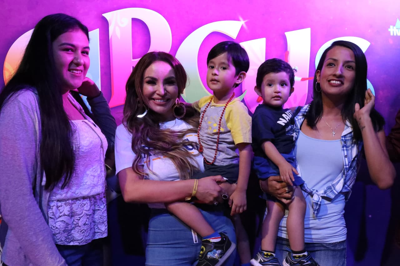 <b>La Bronca</b> quedó encantando con todas las familias que esperaron para poder compartir con ella.