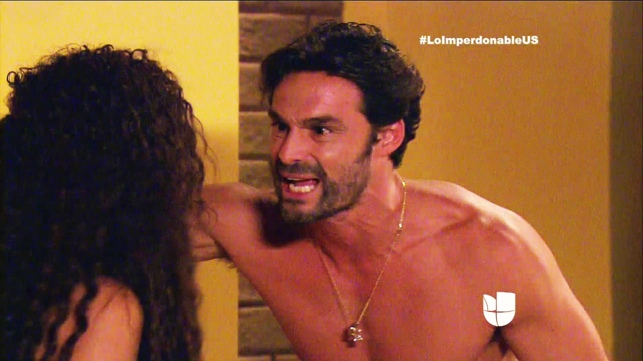 Está furiosa por encontrarlos juntos.