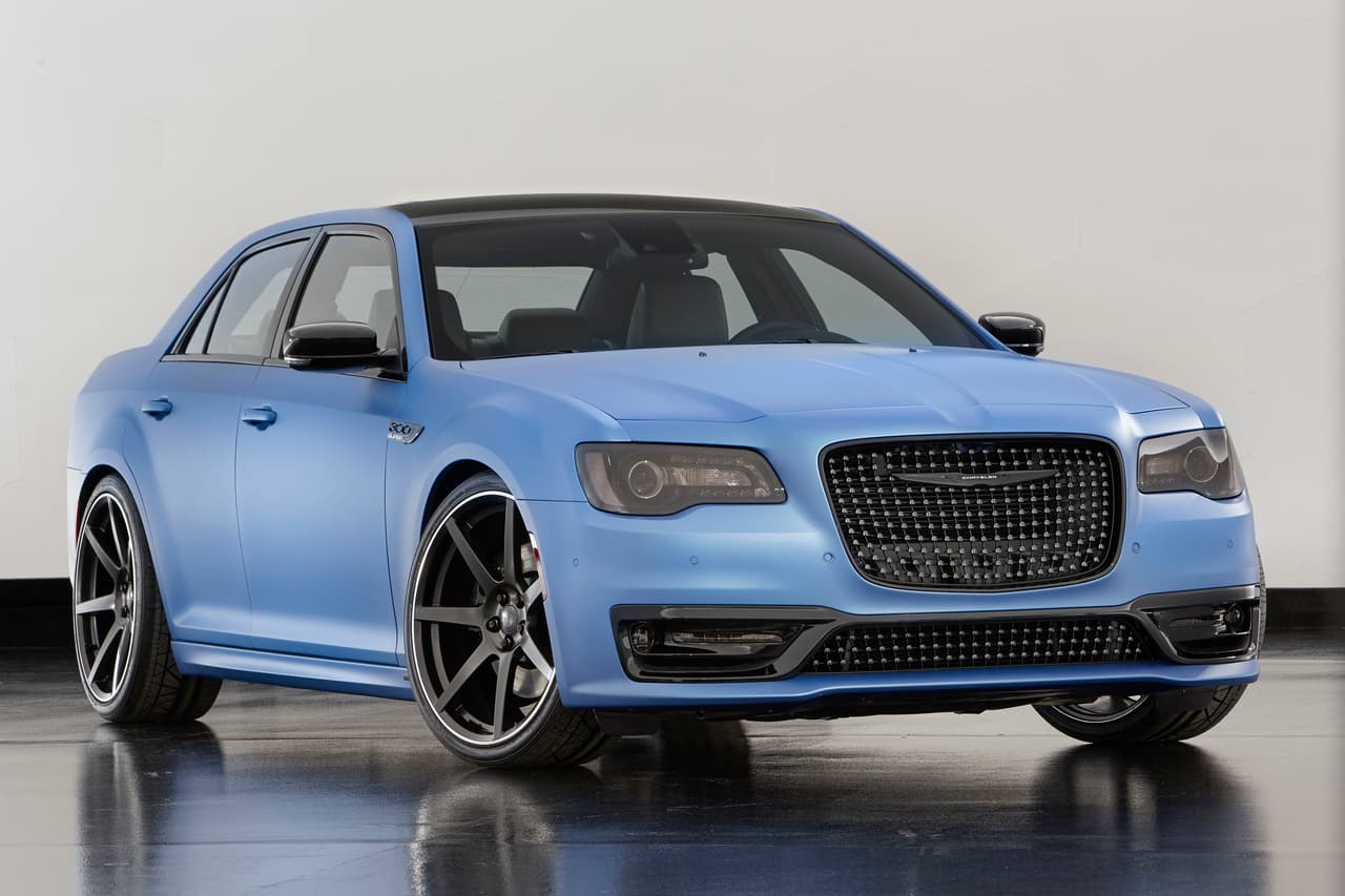 El Chrysler 300 Super S con su suspensión más baja y ruedas Mopar de 22 pulgadas le dan un refinado y agresivo aspecto al sedan grande de Chrysler.