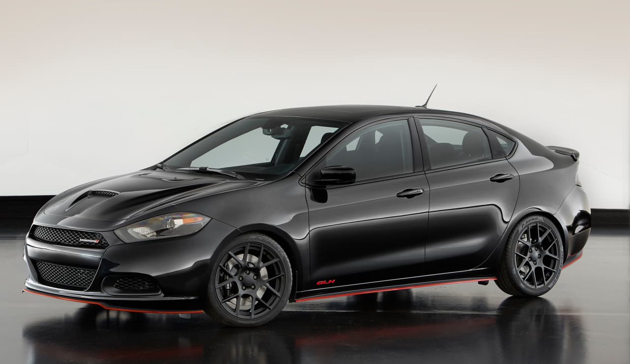 El Dodge Dart GLH Concept, con su siniestra mano de pintura Pitch Black y partes delanteras y laterales especiales, luce atlético y elegante a la vez.