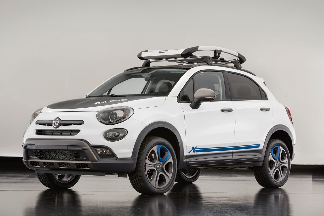 El Fiat 500X Mobe, nambrado por la popular maniobra de kite-surfing, está personalizado con productos de consumidor Mopar especiales para la aventura playera..