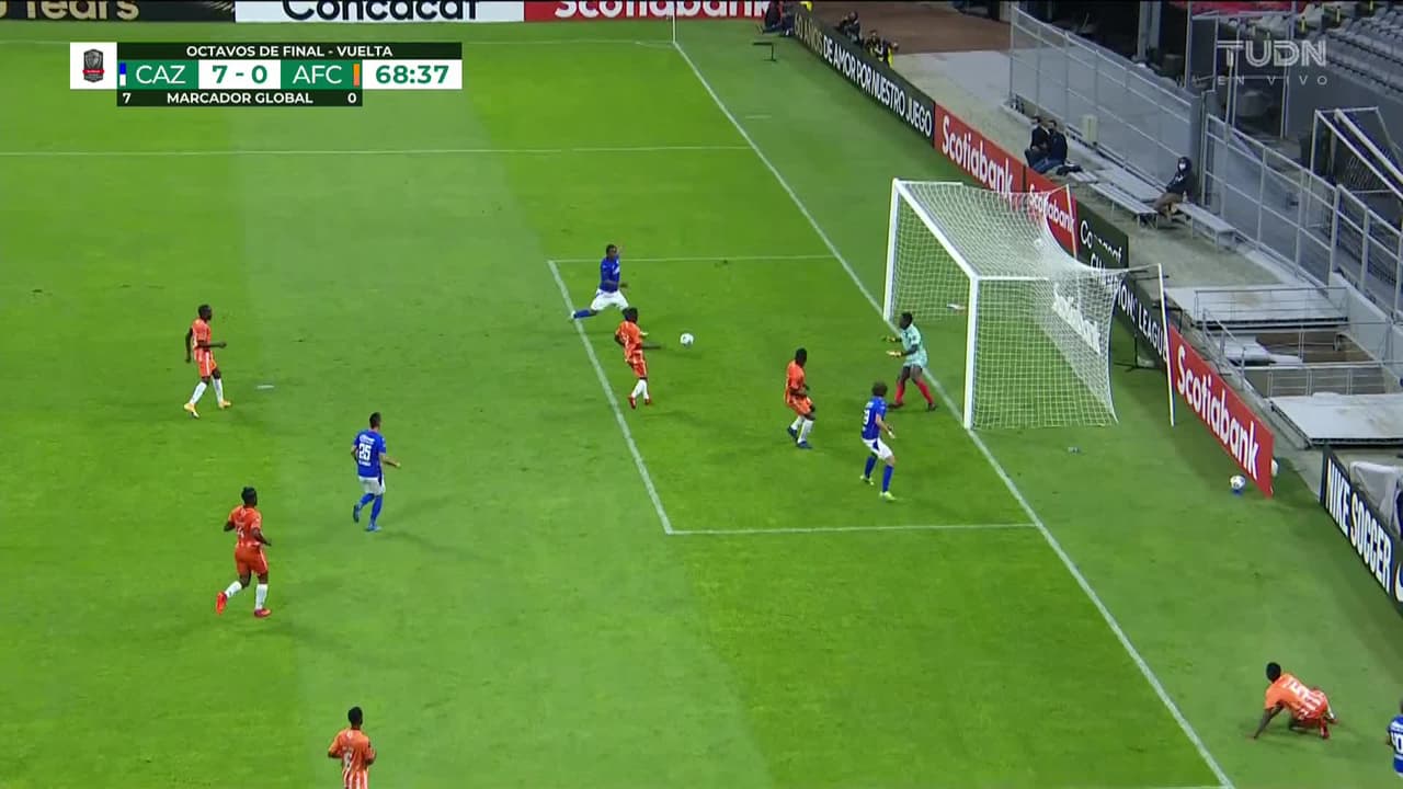 ¡GOL!  anota para Cruz Azul. Brayan Angulo