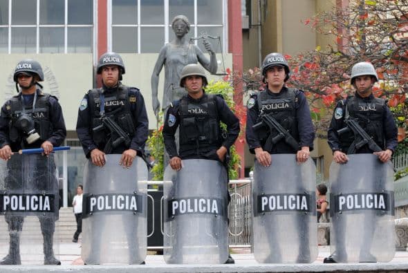 Lobo y Zelaya son oriundos de la provincia de Olancho, al este de Honduras y fronteriza con Nicaragua, donde se hicieron amigos de niños porque sus familias son vecinas y amigas, y ambas son hacendadas y terratenientes de la zona.