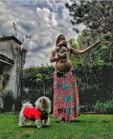 "Momentos que no cambias por nada: la vida misma, la familia, mis compañeros.", escribió la actriz al pie de esta instantánea publicada el 17 de enero de 2017, tan solo días antes de la llegada de su primogénito Matías Gregorio.