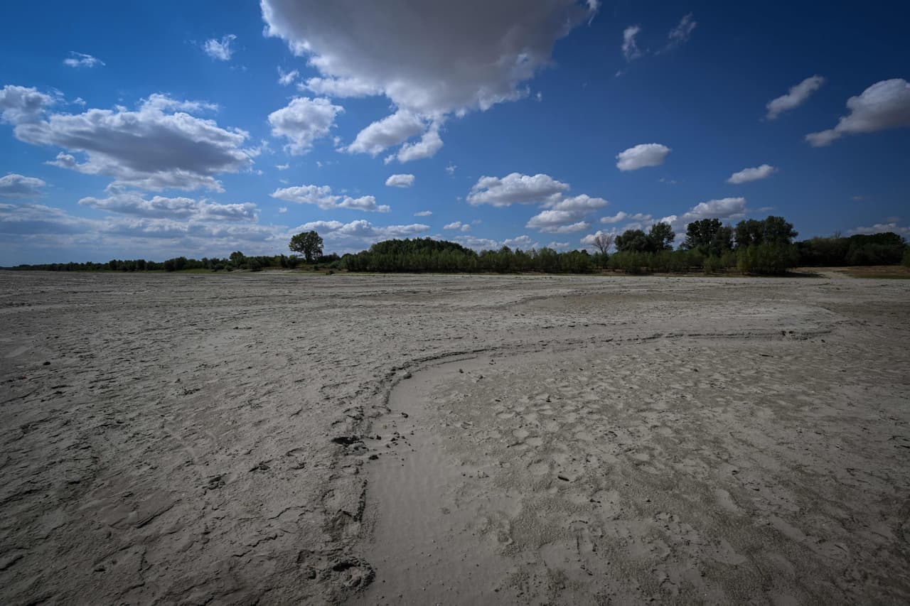 Para no suspender el transporte de mercancías por el Danubio, Rumanía también está dragando en la zona búlgara, después de que el país vecino abandonara las obras.