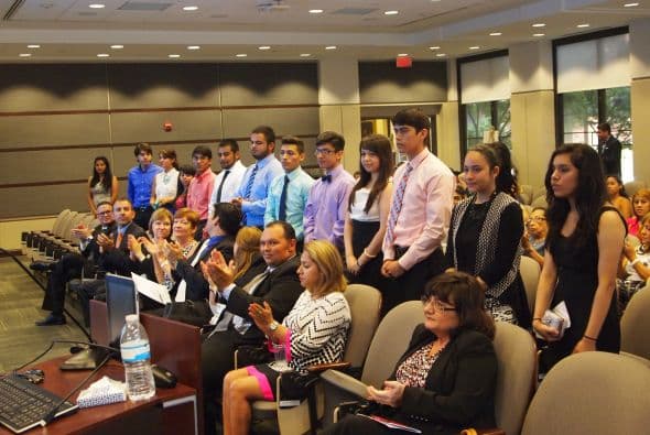 Como cada año, desde 2004, Univision Atlanta y Brandsmart festejaron a los 16 jóvenes hispanos ganadores de la beca Liga de Campeones y medio de una emotiva ceremonia que concluyó con una deliciosa cena para todos los asistentes.