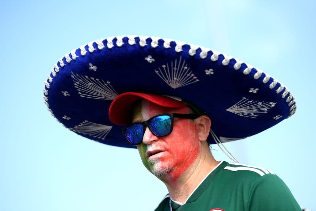 El colorido de los fanáticos de México y Brasil hace parte de una fiesta que se enciende en el Samara Arena en medio del partido de octavos de final entre ambos equipos en el Mundial Rusia 2018.