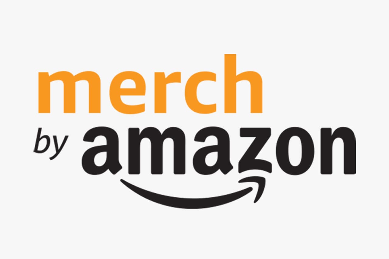 <b>Amazon Merch</b>
<br>
<br>A través de esta plataforma los diseñadores de estampados de camisetas
<a href="https://merch.amazon.com/"><u>pueden vender sus ideas</u></a>. Los artistas cargan sus diseños en el sistema y reciben una regalía por cada pieza impresa vendida. Amazon se ocupará de del servicio al cliente, las devoluciones, impresiones y otros aspectos engorrosos del negocio. Una camiseta que se vende por unos 16 dólares genera una regalía de aproximadamente 2.21 dólares.