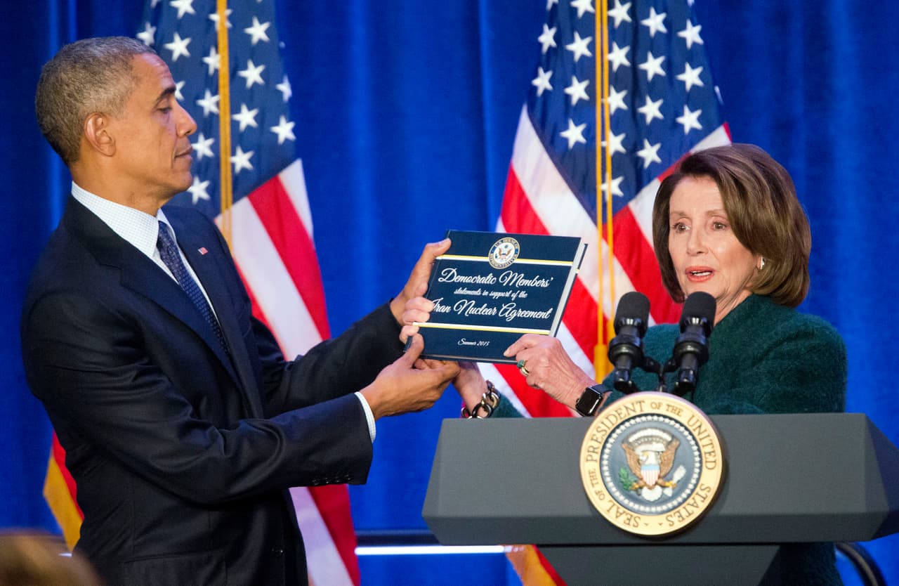 “Ahora debemos avanzar con valentía hacia el futuro”, dijo Pelosi. “No buscaré la reelección al liderazgo demócrata en el próximo Congreso”, dijo Pelosi. "Para mí, ha llegado la hora de que una nueva generación dirija la bancada demócrata que tanto respeto". 
<br>
<br>En esta foto de archivo del 28 de enero de 2016, el presidente Barack Obama, a la izquierda, recibe una copia de la Legislación del Acuerdo Nuclear de Irán por parte de la líder de la minoría de la Cámara de Representantes, Nancy Pelosi, en Baltimore, Maryland.
<br>
<br>