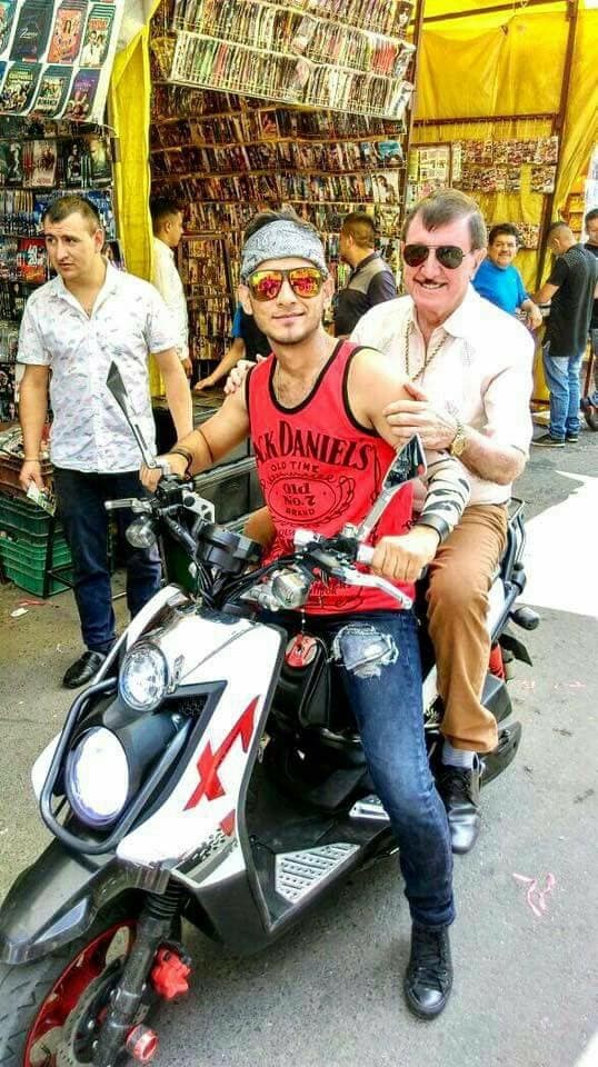 Como todo un 'padrotito' llegó a Tepito don Germán. El clarinetista, se paseó en esta moto entre las calles del barrio, las cuales están llenas de puestos ambulantes.