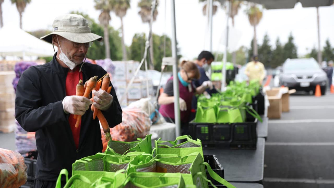 El aumento en la inflación ha ocasionado que el precio de la comida también sufra incrementos, lo que ha obligado a familias de bajos recursos a acudir a los bancos de alimentos. En Phoenix, una de estas organizaciones reportó un aumento del 80% en la distribución de paquetes de comida durante la tercera semana de junio. Al respecto Arcelia Sánchez, directora de operaciones de World Harvest, señala que cualquiera es bienvenido, sin importar su estatus migratorio. Sigue la cobertura en 
<b><a href="https://www.univision.com/noticias" target="_blank">Univision Noticias. </a></b>