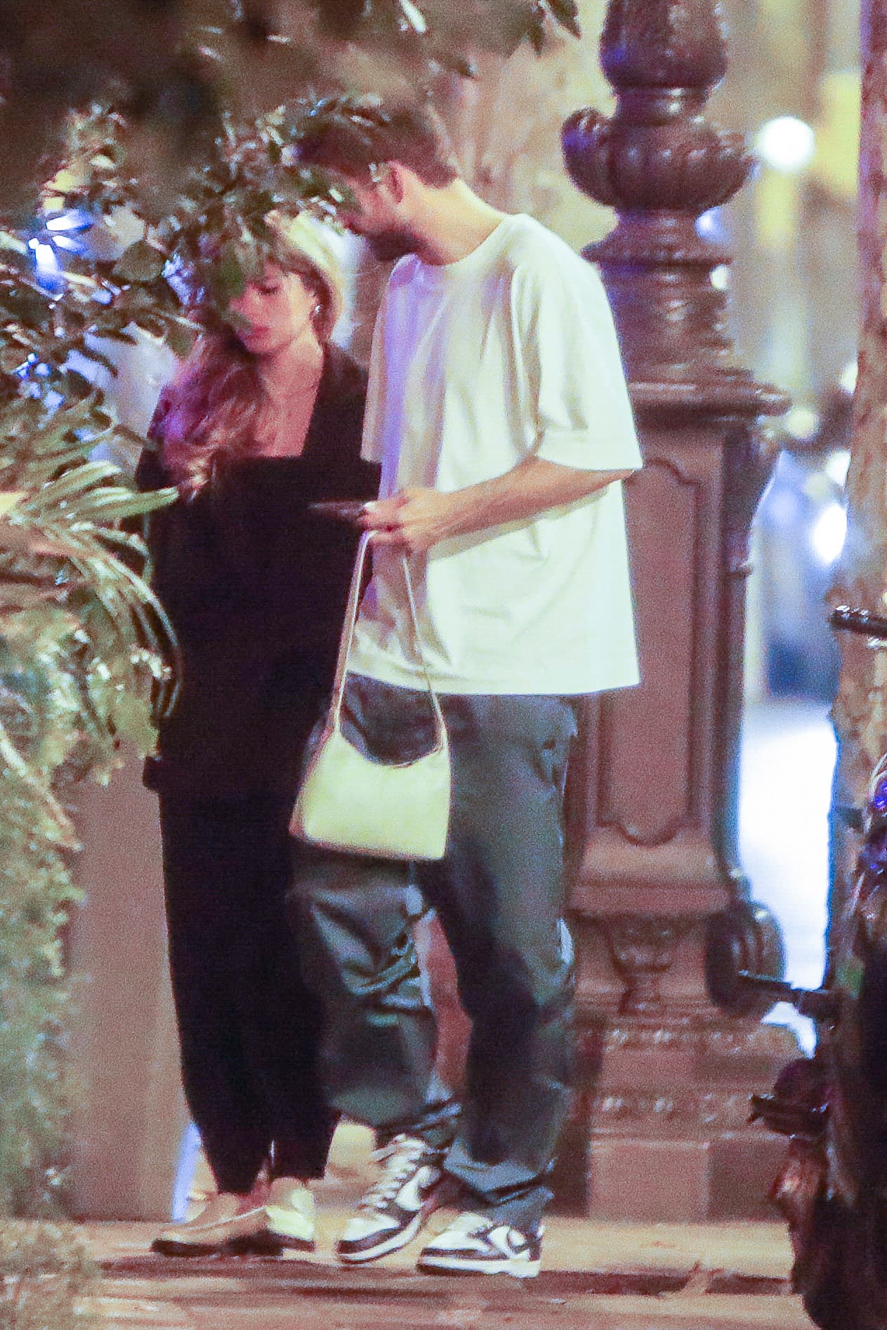 Mientras platicaban, el también empresario de 35 años cargó el bolso de Clara, quien ha sido señalada como la mujer con la que presuntamente él le fue infiel a Shakira.
<br>