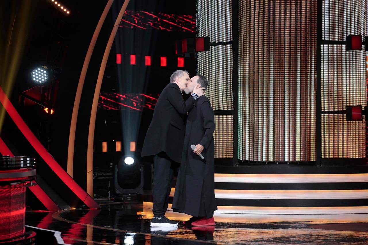 Al final de su participación, el Miguel Bosé original bajó de la mesa del jurado y le plantó un beso a su imitador.