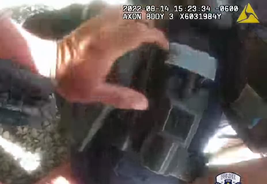 Nykon Brandon trata varias veces de tomar el arma de un agente de la policía de Salt Lake City.