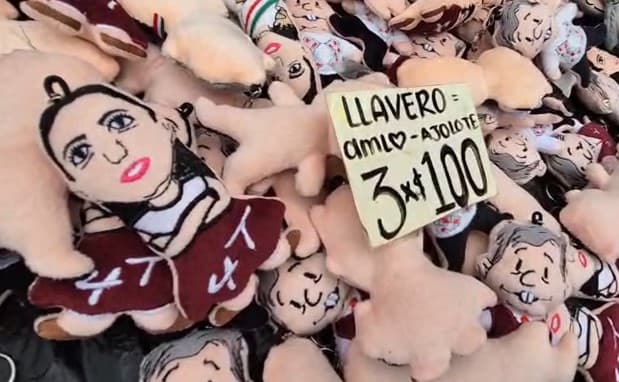 Aunque la imagen de
<b> Andrés Manuel López Obrador era la predominante</b>, la figura de la ahora presidenta Claudia Sheinbaum también se hizo presente en objetos como pequeños llaveritos.