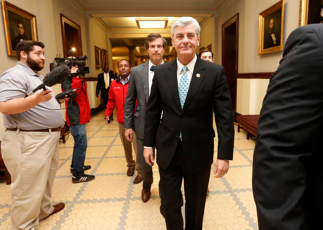 Gobernador de Mississippi firma ley que niega servicios a parejas gay