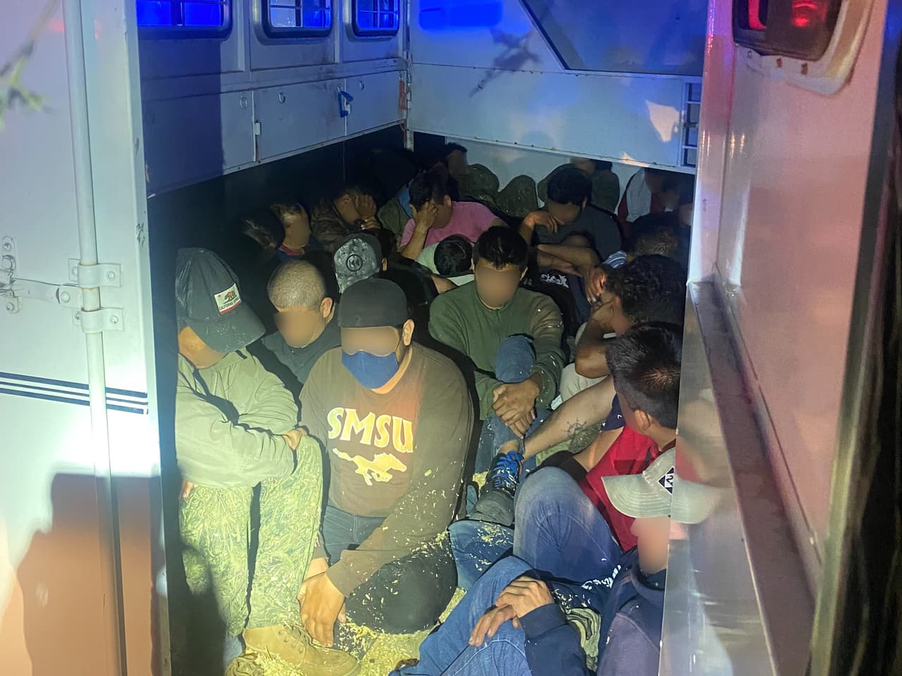 33 inmigrantes que viajaban en un remolque para caballos fueron rescatados por agentes de la Patrulla Fronteriza del Sector Tucson y policías de la Oficina del Sheriff del condado de Santa Cruz.