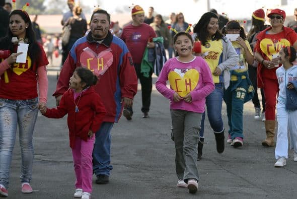 Familias completas llegaba vestida de color rojo con el distintivo corazón amarillo de Chapulín Colorado.