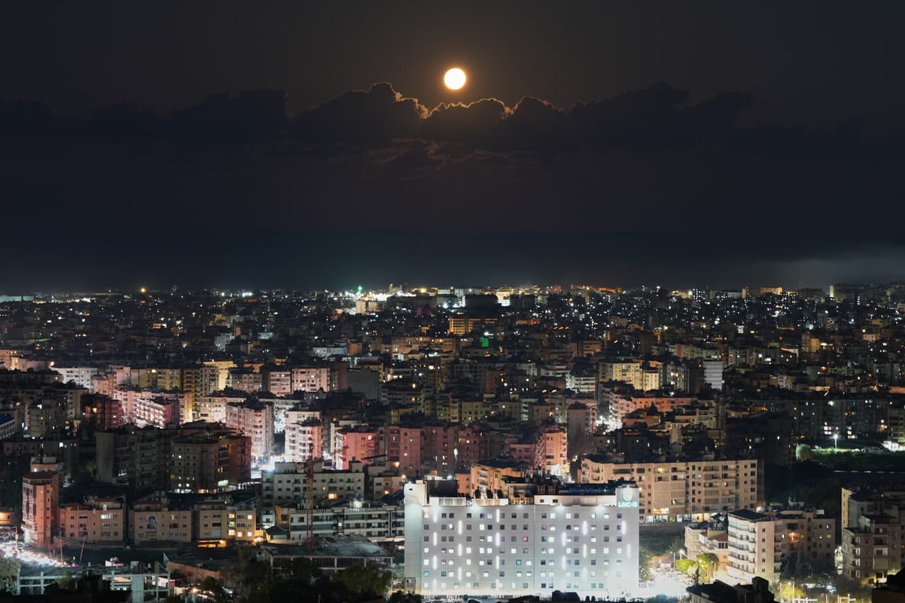 El eclipse lunar total se vio en varias partes del mundo; este fenómeno astronómico también es conocido como la Luna de Sangre, debido a que la luz del Sol no es bloqueada por la Tierra y se filtra por una capa de la atmósfera terrestre, según la NASA.