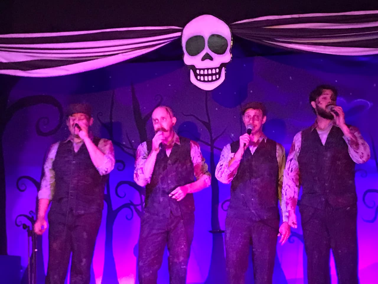 Y si lo tuyo es la música, el cuarteto de zombies te robará más de una carcajada.