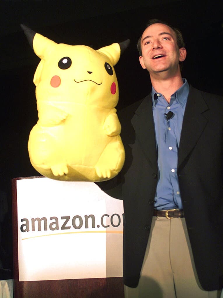 En 1994, 
<a href="https://www.univision.com/temas/jeff-bezos">Bezos</a> dejó la multinacional de gestión de inversiones en la que trabajaba,
<b> D. E. Shaw & Co</b>, para desarrollar 
<a href="https://www.univision.com/temas/amazon">Amazon</a>. En la foto se puede ver cómo, cinco años después, ya daba charlas sobre la expansión de la compañía, centrada para entonces en la venta web libros.
<br>
<br>Lo que hoy es un gigante tecnológico comenzó en un garaje el 5 de julio de 1994 como 
<b>una distribuidora de libros a domicilio llamada cadabra.com. </b>Aunque los libros no tardaron en quedar en un segundo plano del negocio de Amazon, mantiene una posición de 
<b>gran dominio</b>: cuatro de cada diez de los que se compran en EEUU son suyos.