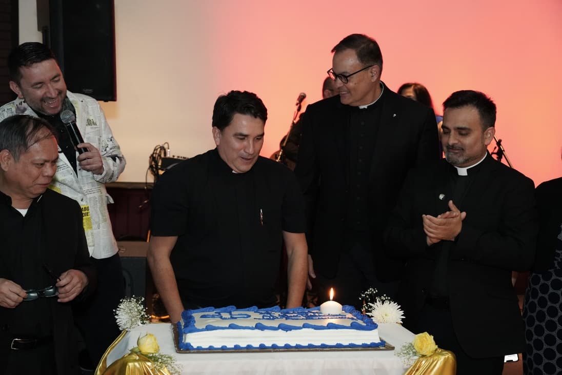 El sacerdote Helber Victoria, párroco de San José de las Palisades en West New York, con cientos de clérigos y fieles en una recepción para celebrar el aniversario de la parroquia.