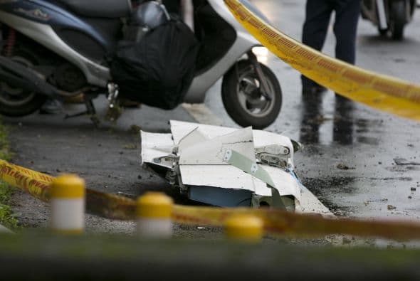 Partes del TransAsia Airways quedaron sobre el viaducto y a la orilla del río donde se hundió el avión.