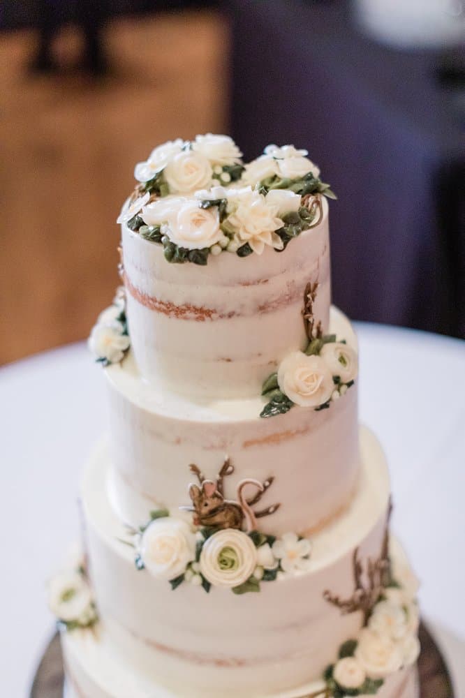 <b>The Frosted Fox Cake Shop</b>
<br>Dirección: 6511 Germantown Ave Philadelphia, PA 19119
<br>Teléfono: (267) 900-5453
<br>Sitio web: 
<a href="https://www.frostedfoxcakeshop.com/">https://www.frostedfoxcakeshop.com/</a> 
<br>
<b><a href="https://www.yelp.com/map/the-frosted-fox-cake-shop-philadelphia">Cómo llegar</a></b>
<br>
<br>Se promocionan así: “The Frosted Fox Cake Shop es una panadería artesanal que se especializa en pasteles para bodas y celebraciones. También ofrecemos una pequeña cantidad de golosinas listas para comprar para cualquiera que quiera darse un gustito”.