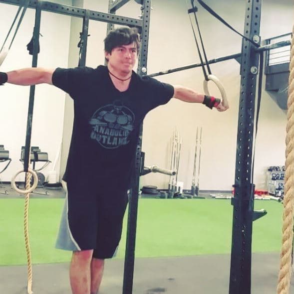 Con tenacidad trabaja duro.