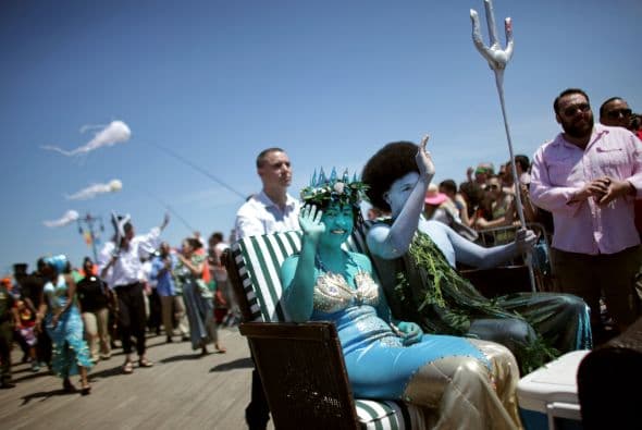 Los dos jóvenes eran el centro de atención de la jornada y no defraudaron, presentándose con vistosos trajes, el cuerpo cubierto de pintura azul y dedicándose a repartir saludos a bordo de una pequeña carroza.