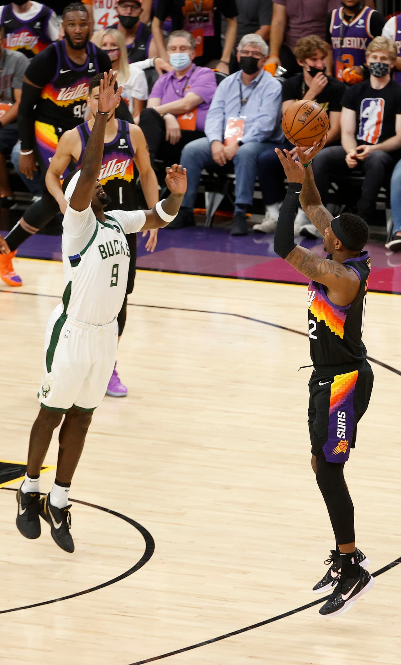 <h3 class="cms-H3-H3" style="box-sizing: border-box; margin-top: 0px; margin-bottom: 0.5rem; color: rgb(51, 51, 51); font-family: Roboto, sans-serif; font-style: normal; font-variant-ligatures: normal; font-variant-caps: normal; letter-spacing: normal; orphans: 2; text-align: left; text-indent: 0px; text-transform: none; white-space: normal; widows: 2; word-spacing: 0px; -webkit-text-stroke-width: 0px; background-color: rgb(255, 255, 255); text-decoration-thickness: initial; text-decoration-style: initial; text-decoration-color: initial;">Torrey Craig #12</h3>
<br>
<a href="https://www.univision.com/deportes/nba/torrey-craig-el-jugador-que-ya-gano-el-anillo-sin-jugar-las-finales-de-nba">El jugador que ya ganó el anillo sin jugar las Finales de la NBA</a>; El actual jugador de la franquicia de Arizona disputó los primeros 18 partidos de la temporada en las filas del equipo de Wisconsin, por lo que será merecedor del anillo sea cual sea el resultado de la final.