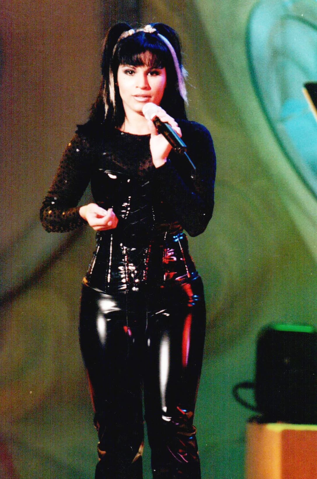 Para 1999, la boricua Olga Tañón ya era una de las favoritas de Premio Lo Nuestro. Ese año interpretós su éxito para esa entonces, 'Tu amor'. Además de poner al público a bailar, no nos deja de llamar la atención el look que llevó pues nos recuerda a un súper héroe.