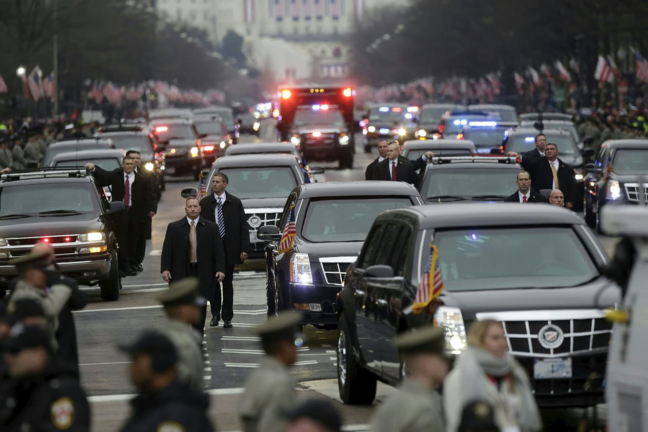 Donald Trump cuenta con una verdadera flota de 'La Bestia', no se sabe cuantas, pero al menos
<b> dos son idénticas</b> y siempre viajan con el presidente. El Servicio Secreto, que es el organismo gubernamental encargado del diseño y mantenimiento de 'La Bestia' cuenta con una gran variedad de vehículos, entre limusinas y SUV gigantes, todos blindado, para varios usos, incluyendo en transporte de dignatarios extranjeros de países sin los recursos suficientes para el transporte internacional de sus propios vehículos presidenciales.