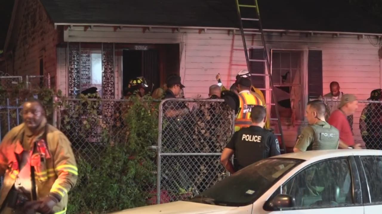 Salvan a una anciana de un fuego que consumía su residencia en Fort Worth