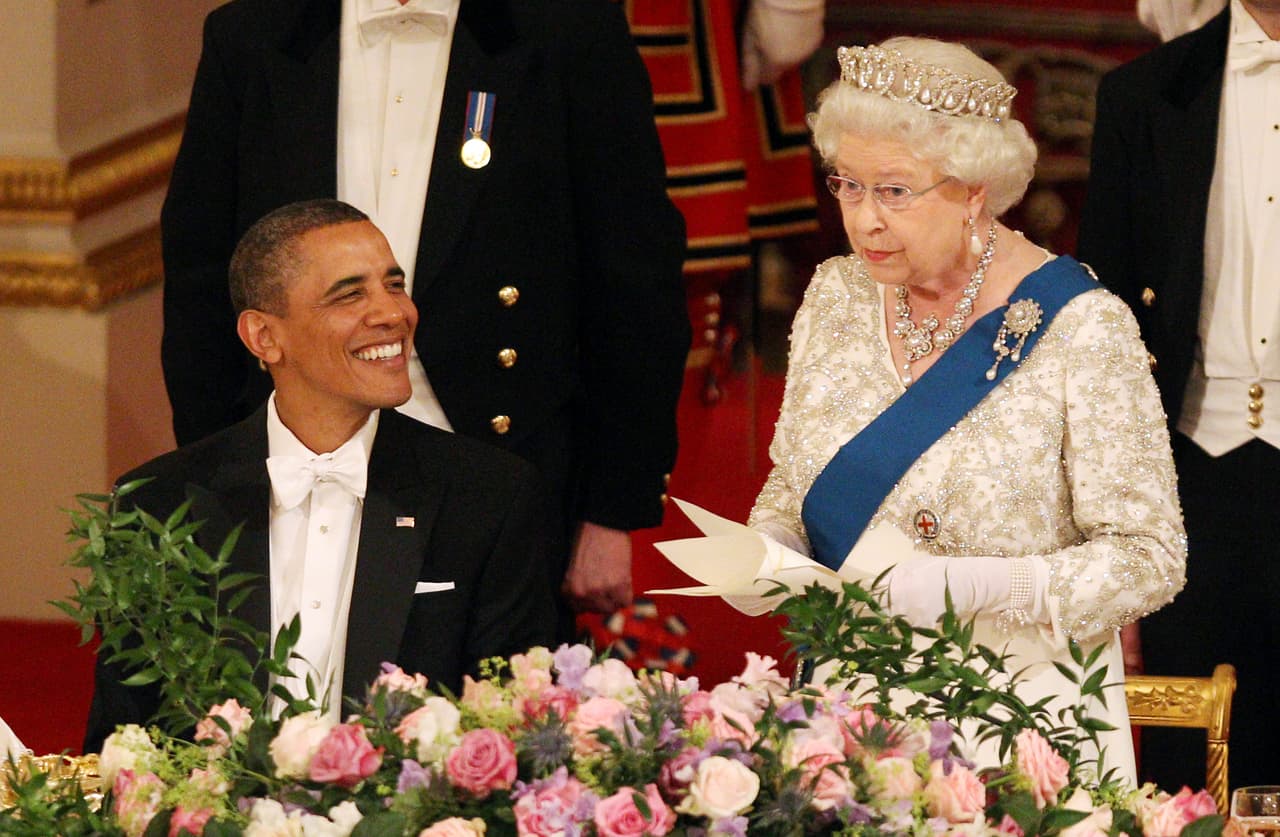 En 2011, Barack Obama también estuvo en el Palacio de Buckingham. En aquel momento, la reina acogió a la pareja presidencial con "una calidez genuina", según indicó un portavoz de palacio. Los Obama además pudieron felicitar personalmente a Guillermo de Cambridge y Catherine Middleton, quienes se habían casado recientemente.