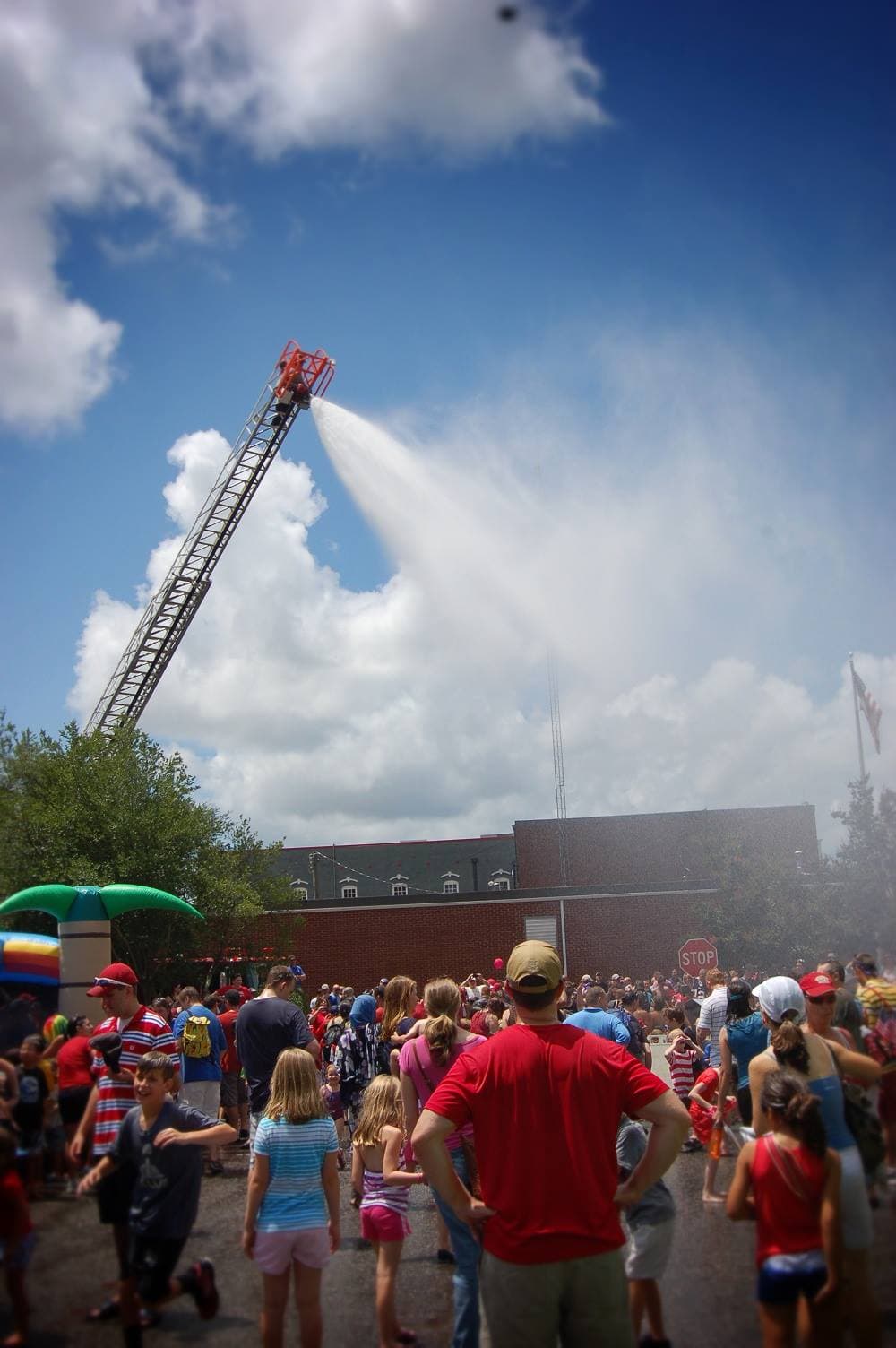 <b>Evento</b>: Olde Fashioned Fourth of July
<br>
<b>Fecha</b>: 4 de julio 
<br>
<b>Lugar</b>: Downtown Apex
<br>
<b>Sitio web</b>: y 
<a href="http://www.apexnc.org/532/Olde-Fashioned-Fourth-of-July">http://www.apexnc.org/532/Olde-Fashioned-Fourth-of-July</a> 
<br>
<br>Este evento tradicional de larga data presenta juegos para todas las edades, inflables, el Desfile de Ruedas y termina con un chapuzón del Departamento de Bomberos de Apex.