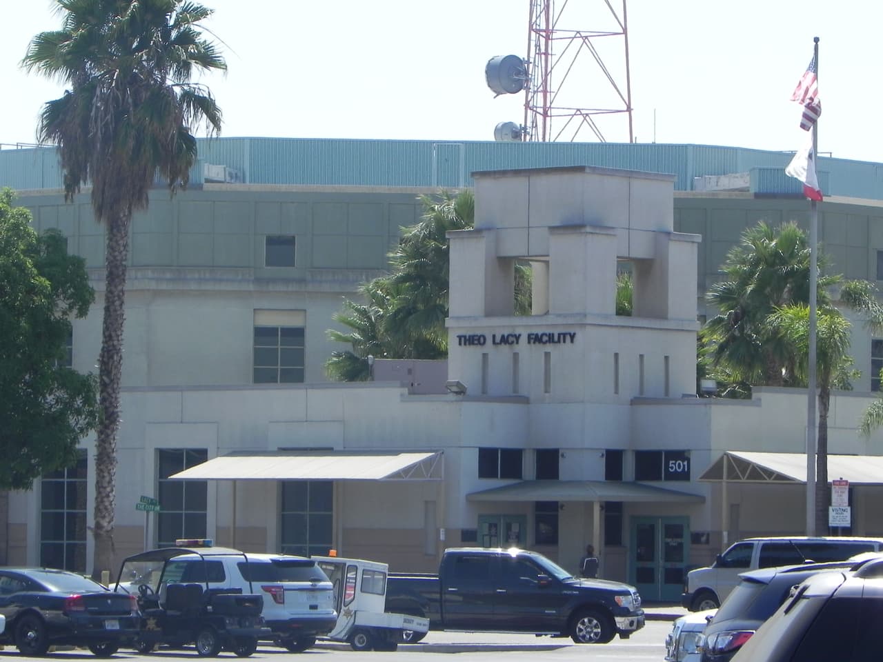 Lo que se ve (y lo que no) en un recorrido por la peor cárcel para inmigrantes en California