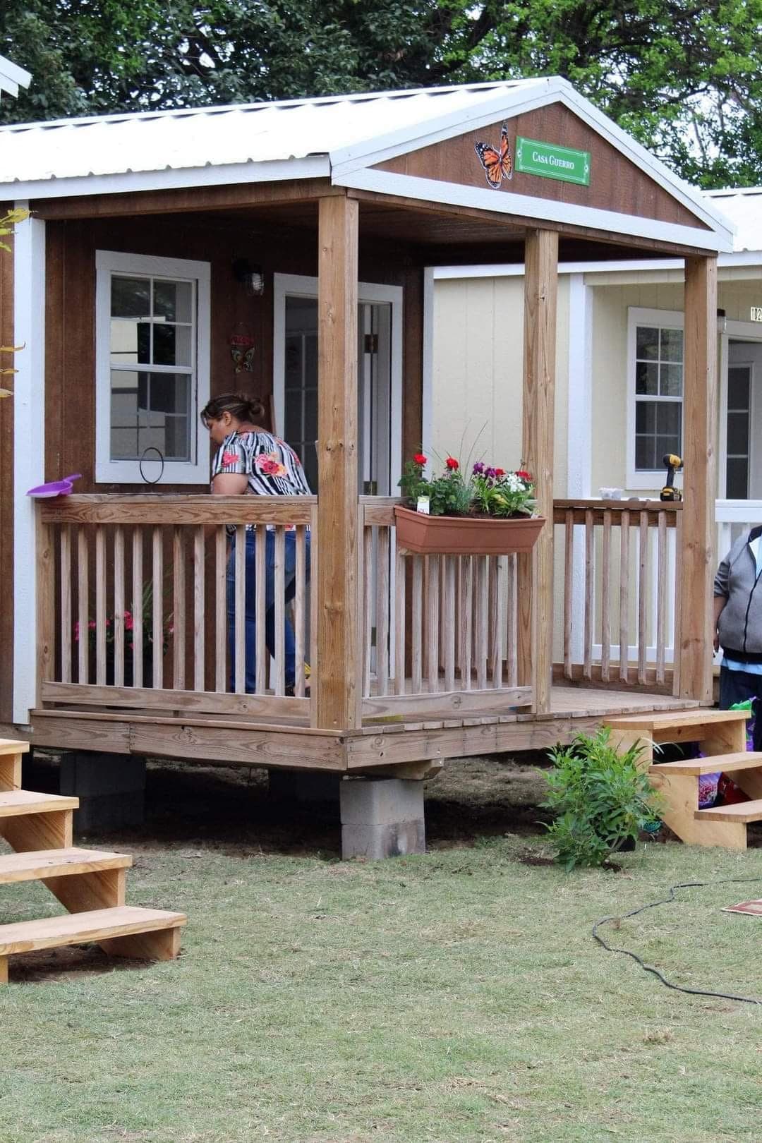 El pastor Jimmy Robles compró las casas en primera instancia para los desamparados de San Antonio.