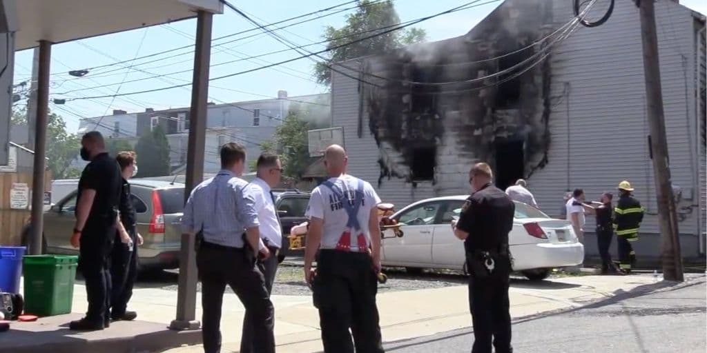 Voraz incendio cobra la vida de un hombre y su sobrino en Allentown 