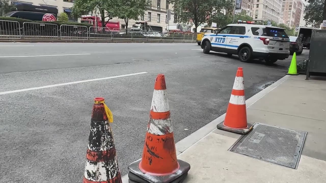 Captan a tres personas saliendo de una alcantarilla en el Upper East Side de Manhattan