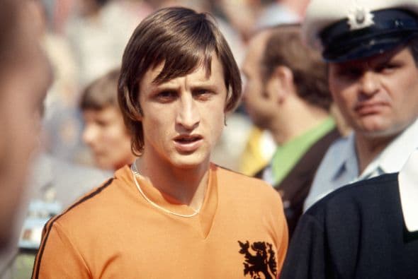 Pese a no haber conquistado ninguna Copa del Mundo, el exfutbolista holandés Johan Cruyff fue considerado por la FIFA como uno de los cuatro mejores jugadores de fútbol del siglo XX, junto a Pelé, Diego Armando Maradona, y Alfredo Di Stéfano. También fue elegido en segunda posición como Mejor Jugador del Siglo XX por la Federación Internacional de Historia y Estadística de Fútbol.