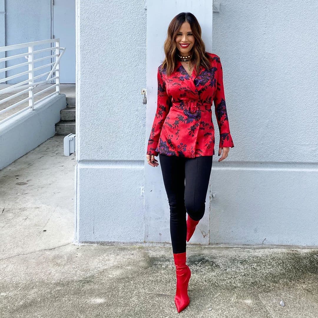 ¿Y qué decir de este look tan propicio para la temporada? Además, elegantemente enaltecido con esa sonrisa.