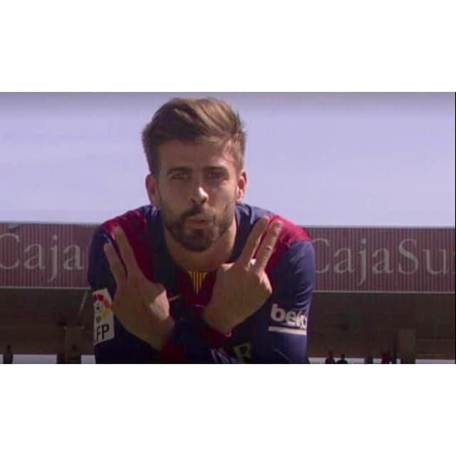 También le mandó besito a su mujer.