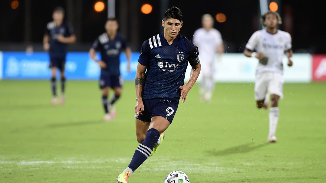 Alan Pulido se recuperó de una lesión y está listo para jugar