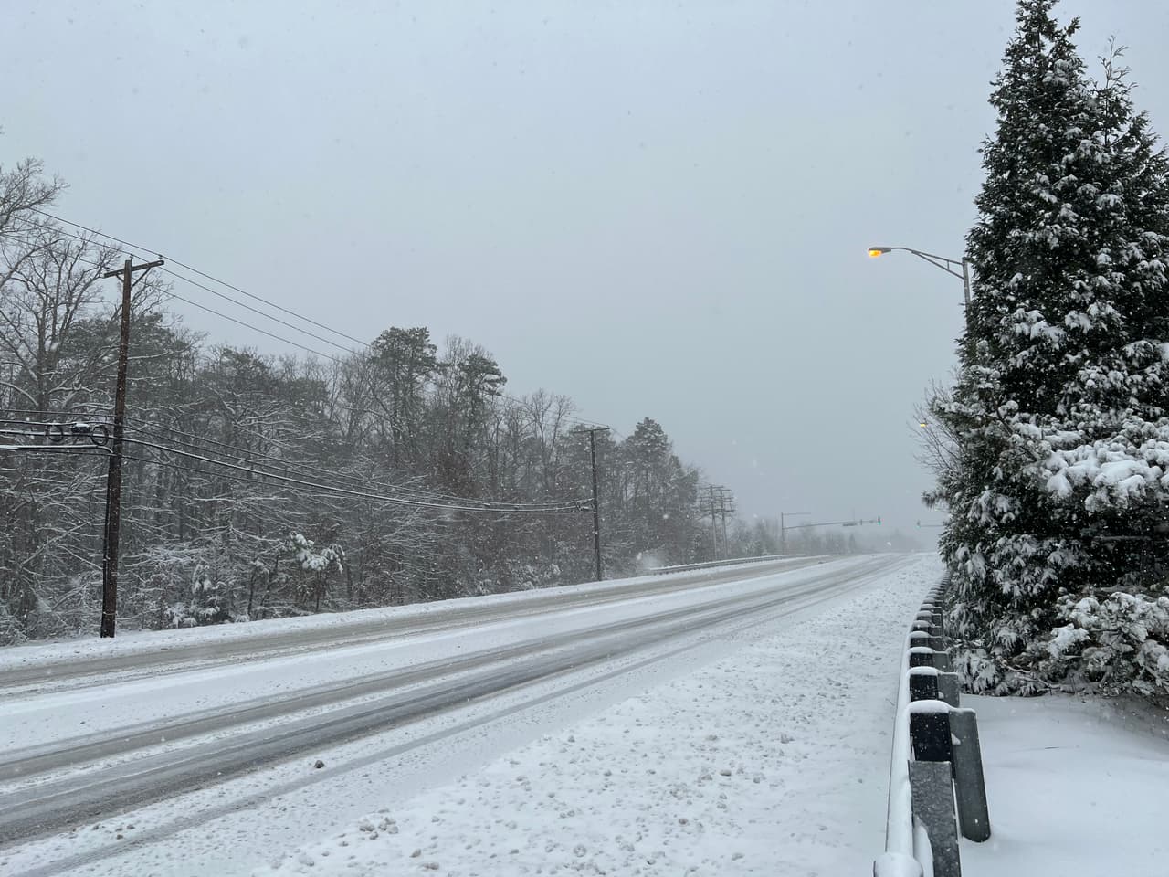 Incluso cuando la nieve deja de caer, la nieve que sopla y la deriva será un problema con vientos fuertes durante la noche.