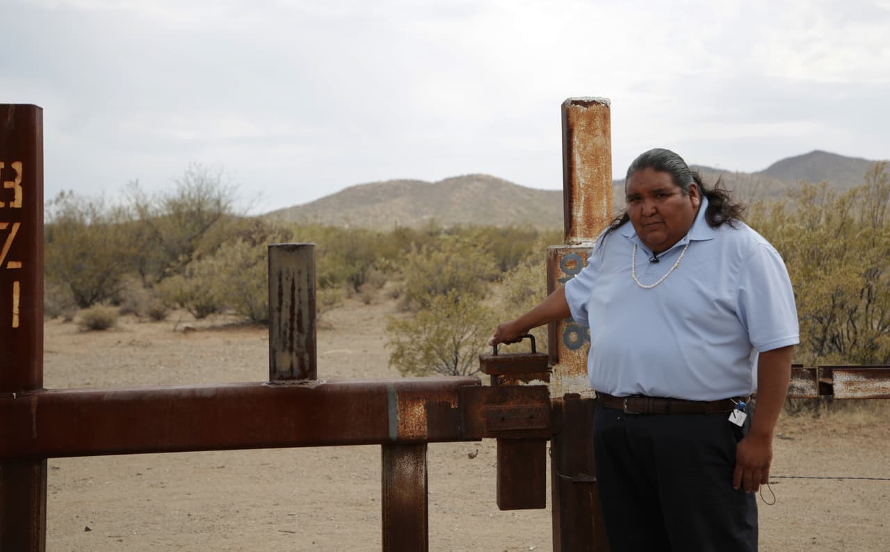 <b>Verlon M. Jose, territorio binacional Tohono O’odham (Arizona - Sonora). </b>Verlon Jose es vicepresidente de la nación indígena Tohono O'odham. Nació en territorio estadounidense, pero desde hace 30 años puede votar en México. La ley permite que los miembros de los Tohono O’odham se registren como electores siempre que puedan demostrar que sus antepasados vivieron del lado mexicano. Los candidatos a la presidencia mexicana lo saben y al menos dos les han tocado las puertas para pedirles su apoyo. En las semanas previas a las elecciones, Jose fue invitado a un encuentro en la Ciudad de México con uno de los directores de campaña de Andrés Manuel López Obrador, mientras que Ricardo Anaya se reunió en persona con él. "El mejor candidato para la presidencia de México va a ser un presidente con puertas abiertas, un presidente que pueda mover a la gente hacia adelante. Uno que ponga a la nación Tohono O’odham en la mesa de negociaciones", afirma él sin revelar su voto.